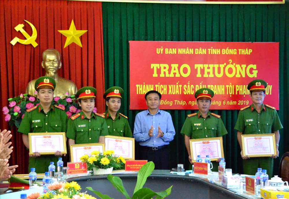 Chủ tịch UBND tỉnh Đồng Tháp Nguyễn Văn Dương trao thưởng nóng cho tập thể cá nhân đạt thành tích xuất sắc trong chuyên án. Ảnh: Lục Tùng