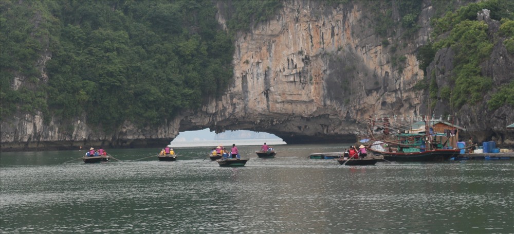 Ngư dân làng chài đưa du khách đi thăm làng bằng thuyền nan. Ảnh: Nguyễn Hùng