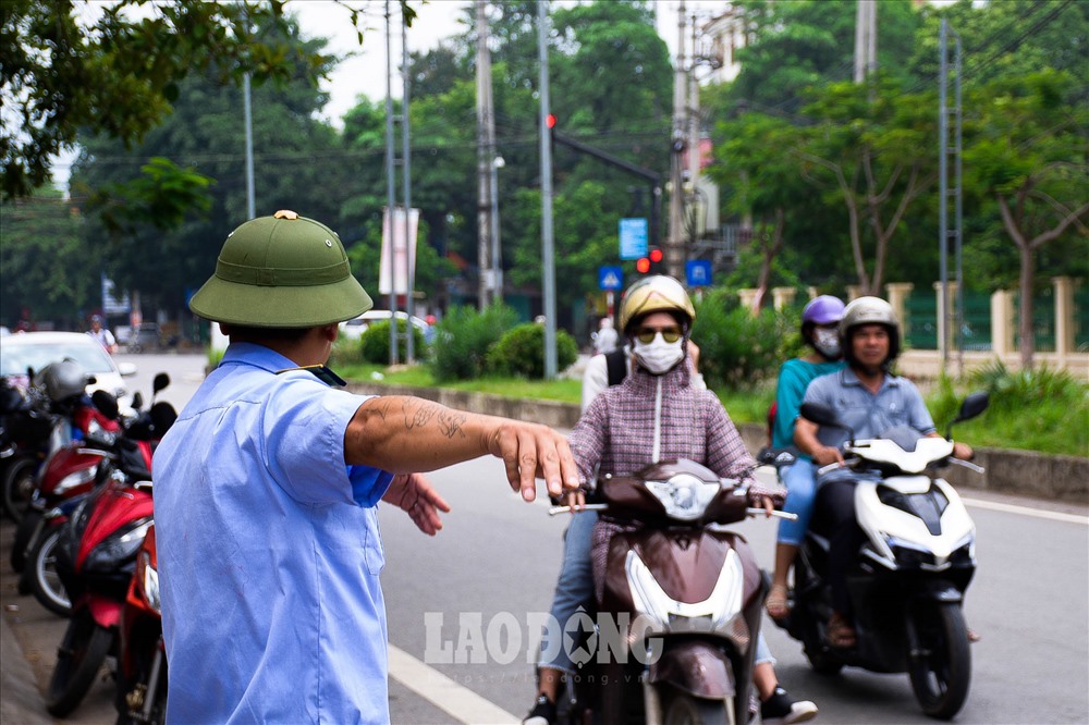 Gần đến giờ vào phòng thi, lực lượng bảo vệ được tăng cường để điều phối giao thông.