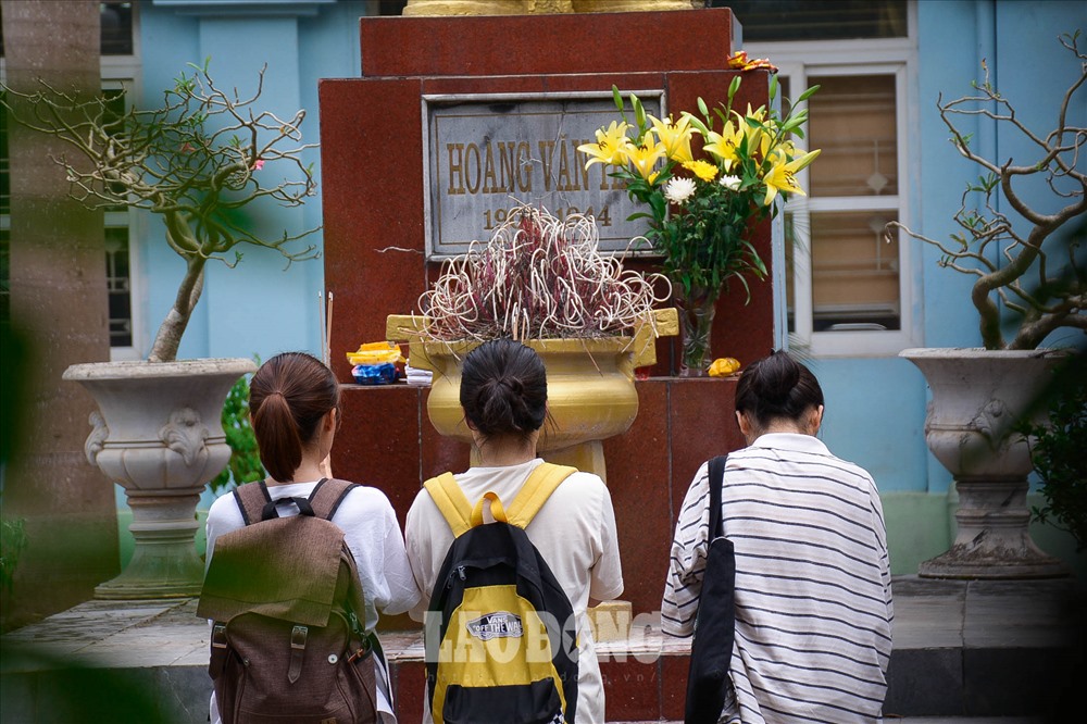 Một số thí sinh tại điểm thi THPT Chuyên Hoàng Văn Thụ thắp hương tại tượng đài Hoàng Văn Thụ trước giờ thi.