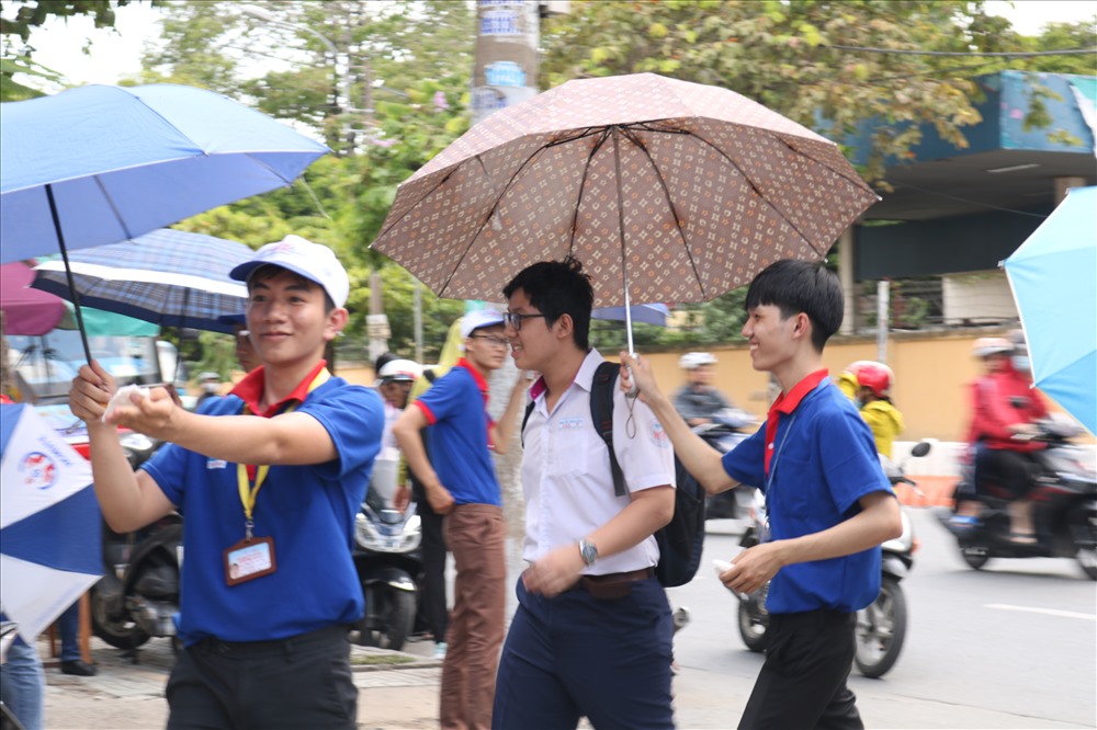 Tại các điểm thi đều có lực lượng thanh niên tình nguyện hỗ trợ thí sinh và người nhà.