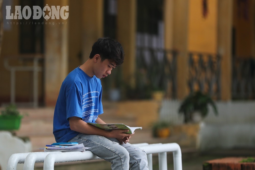 Em Dương Công Minh tranh thủ ôn bài trước khi vào phòng thi.