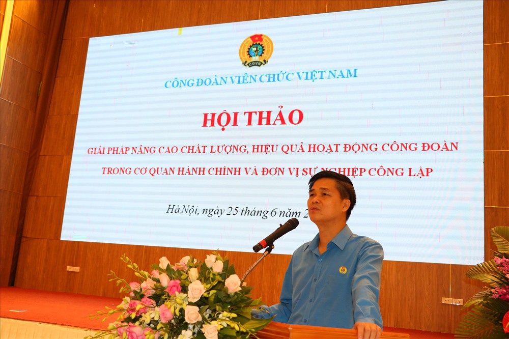 Đồng chí Ngọ Duy Hiểu - Phó Chủ tịch Tổng LĐLĐVN, Chủ tịch CĐVCVN phát biểu tại hội thảo. Ảnh: N.Thiện