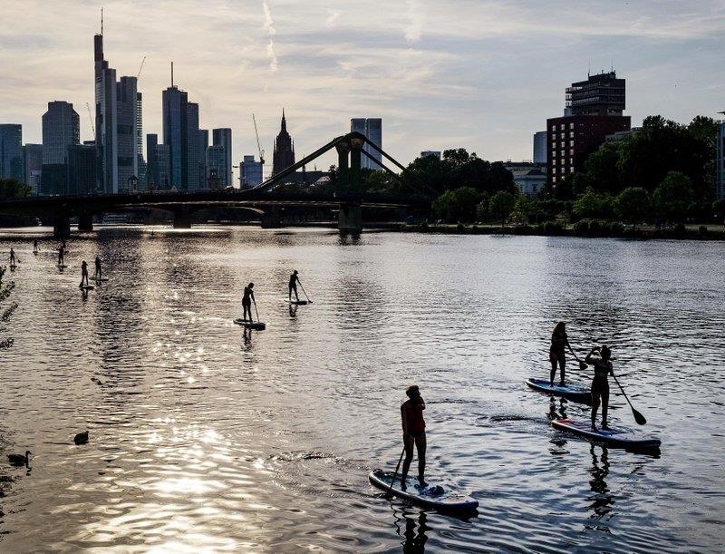 Trong tuần này, một đợt nắng nóng “chưa từng có” được dự báo là sẽ bao trùm toàn bộ khu vực châu Âu. Tại Frankfurt (Đức), nhiều người ra sông Main chèo thuyền để “giải nhiệt” trước nắng nóng.