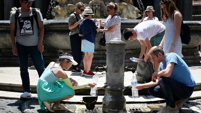 Thậm chí nhiều du khách còn chuẩn bị sẵn những chai nước để mang theo bên mình. Ở Ý, các bệnh viện đang chuẩn bị tối đa để chữa trị cho các bệnh nhân liên quan đến nắng nóng trong khi Bộ Y tế cảnh báo có thể phải cần đến bác sĩ quân y. Ảnh AFP