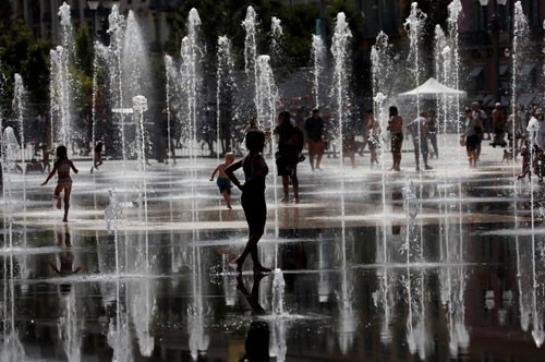 Các đài phun nước ở thành phố Nice (Pháp) thường xuyên được người dân lui tới. Ảnh: REUTERS