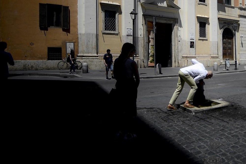 Một người dân tại Rome tìm tới vòi nước công cộng để giải khát. Ảnh AFP