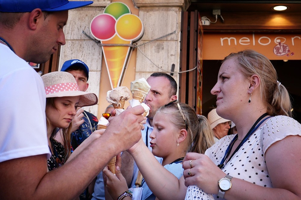 3. Italia: Tại Rome, kem là mặt hàng cực kỳ đắt khách trong những ngày nắng nóng. Theo dự báo, nhiều thành phố khác ở Italy sẽ chứng kiến nhiệt độ cao kỷ lục trong tuần này. Ảnh: AFP
