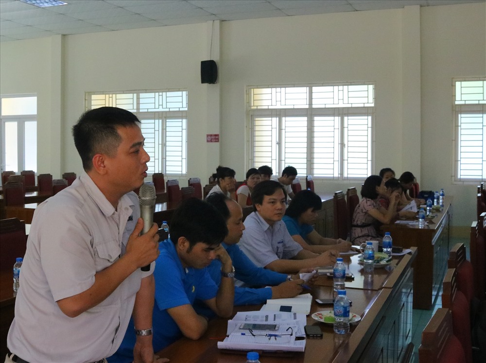 Đồng chí Chủ tịch Công đoàn Công ty TNHH Midori Apperal Việt Nam đặt câu hỏi.Ảnh: PD