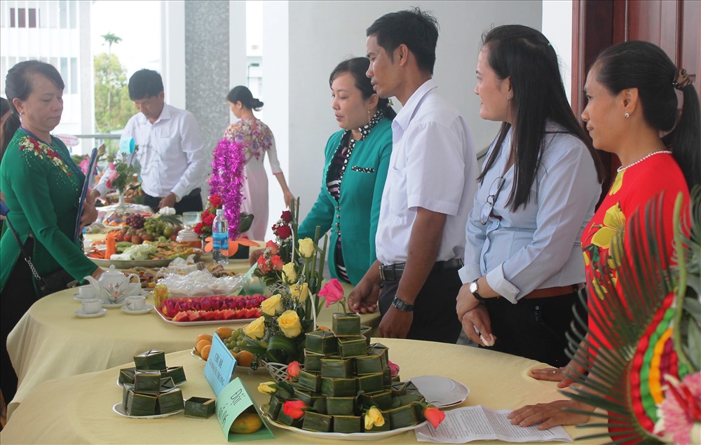 Hội thi trưng bày bánh dân gian và trái cây là một trong các hoạt động nổi bật tại buổi họp mặt. ảnh: Gia Nguyễn