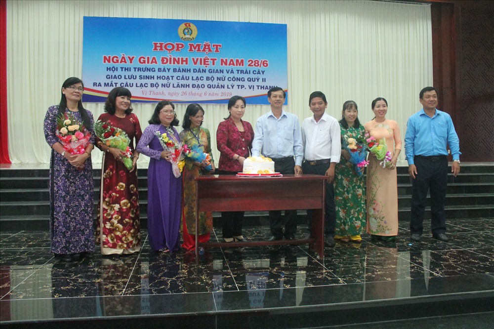 Lãnh đạo LĐLĐ tỉnh và UBND thành phố thực hiện nghi thức cắt bánh ra mắt Câu lạc bộ nữ lãnh đạo, quản lý thành phố. ảnh: Gia Nguyễn