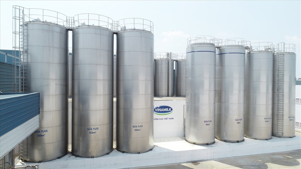 Hệ thống bồn chứa sữa nguyên liệu khổng lồ tại siêu nhà máy sữa của Vinamilk tại Bình Dương