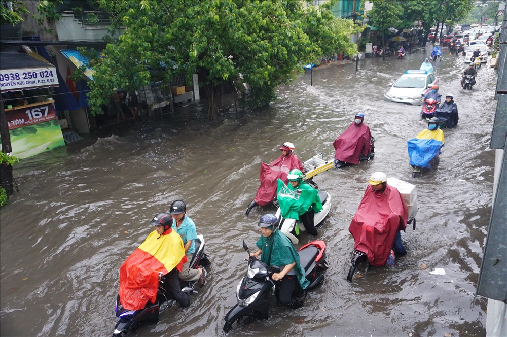 Do mặt đường bị lún nên khu vực chân cầu Nguyễn Hữu Cảnh thường bị ngập nước khi mưa lớn.  Ảnh: M.Q