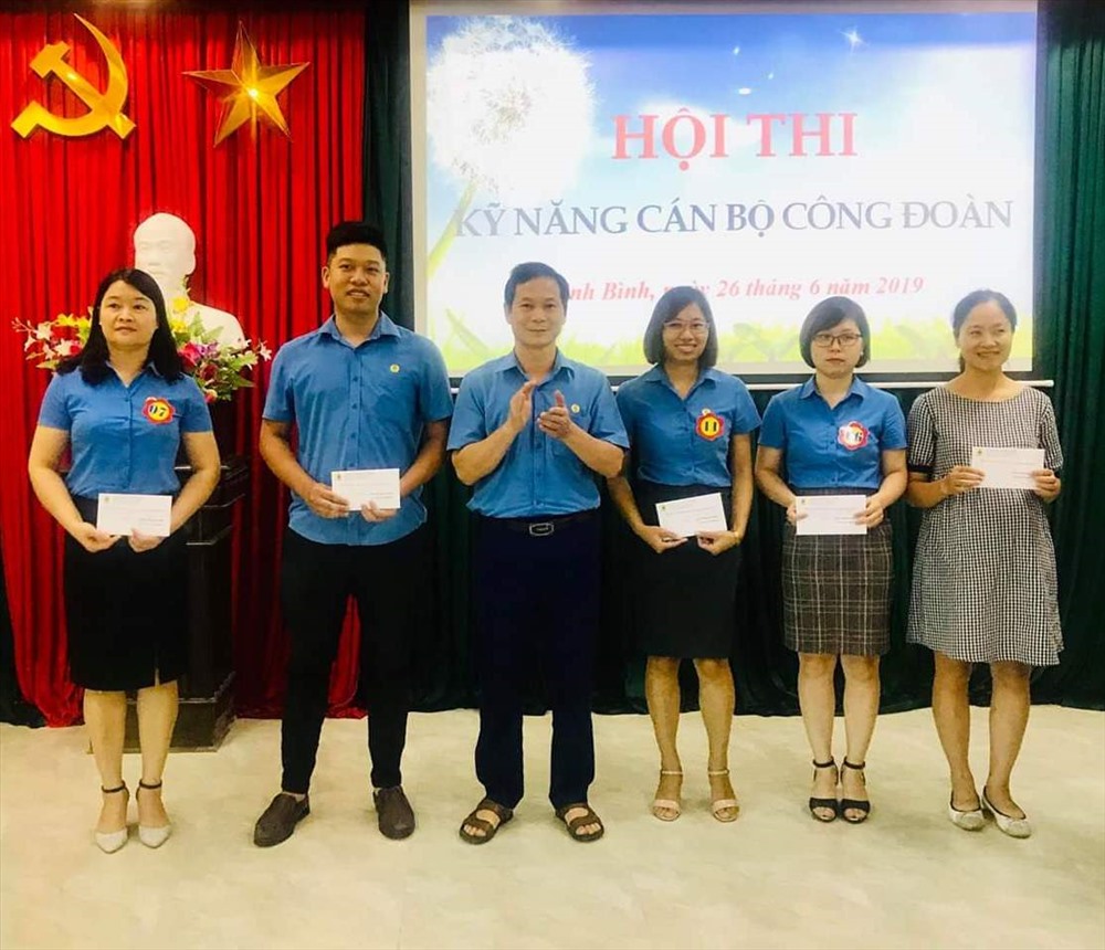 Đồng chí Trần Kim Long, Phó chủ tịch LĐLĐ tỉnh Ninh Bình trao giải Khuyến khích cho các thí sinh. Ảnh: NT
