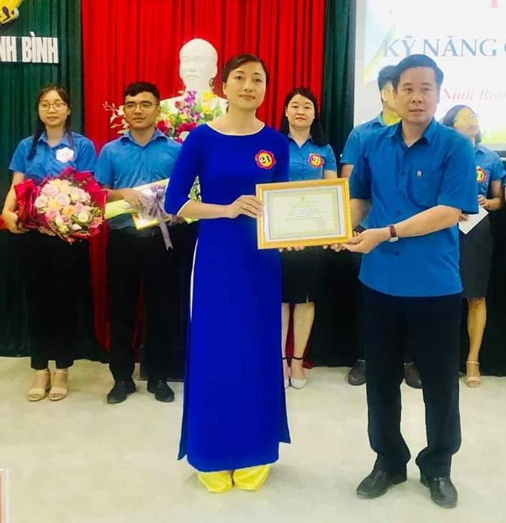 Đồng chí Dương Đức Khanh, Ủy viên BCH Tổng LĐLĐ Việt Nam, Chủ tịch LĐLĐ tỉnh Ninh Bình trao giải nhất cho thí sinh. Ảnh: NT