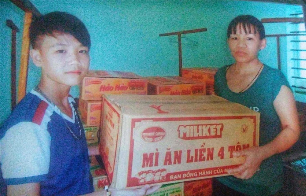 Cô Nguyễn Thị Minh Nguyệt cùng cậu con trai út trong chuyến đi đến Quảng Bình. Ảnh: NVCC