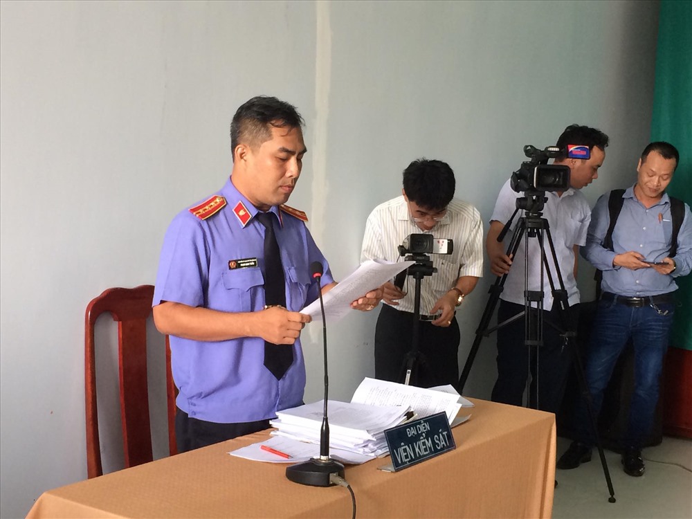 Đại diện VKSND tỉnh Đồng Nai công bố cáo trạng_Ảnh: HAC