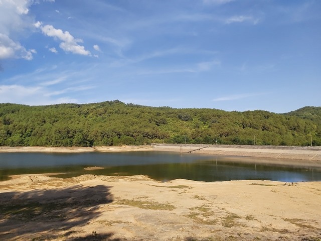 Hồ ở Hồng Lĩnh mức nước cạn dưới thấp. Ảnh: QC