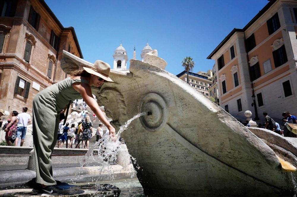 Hình ảnh tại Piazzia di Spagna, trung tâm thủ đô Rome, Italia. Ảnh: AFP.