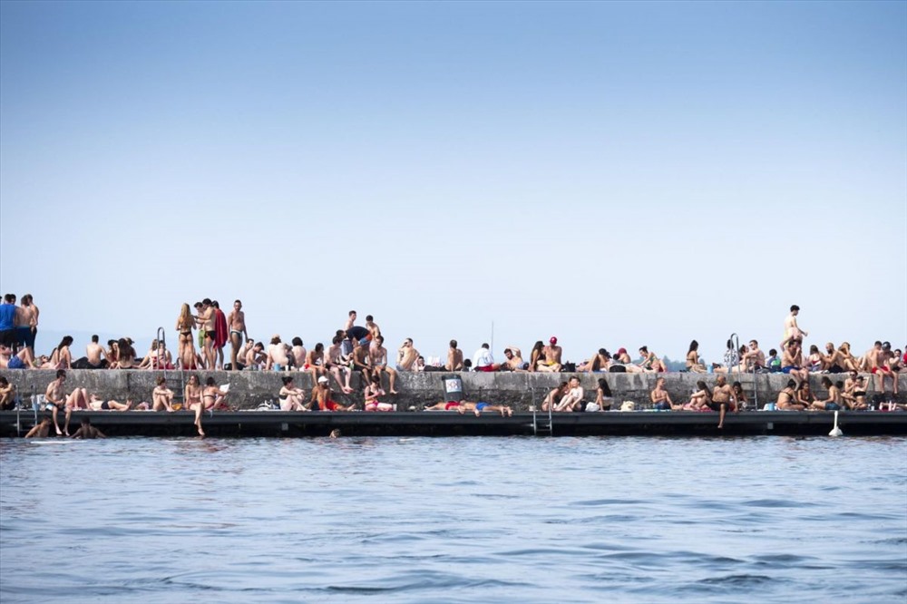 Người dân tắm nắng ở Bains des Paquis bên hồ Geneva, Geneva, Thụy Sĩ. Ảnh: EPA-EFE.