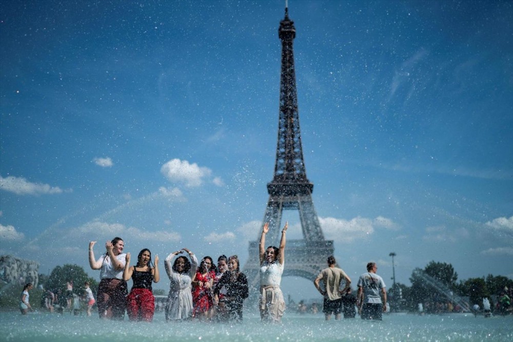 Đài phun nước tại quảng trường Trocadéro ở Paris. Ảnh: AFP.