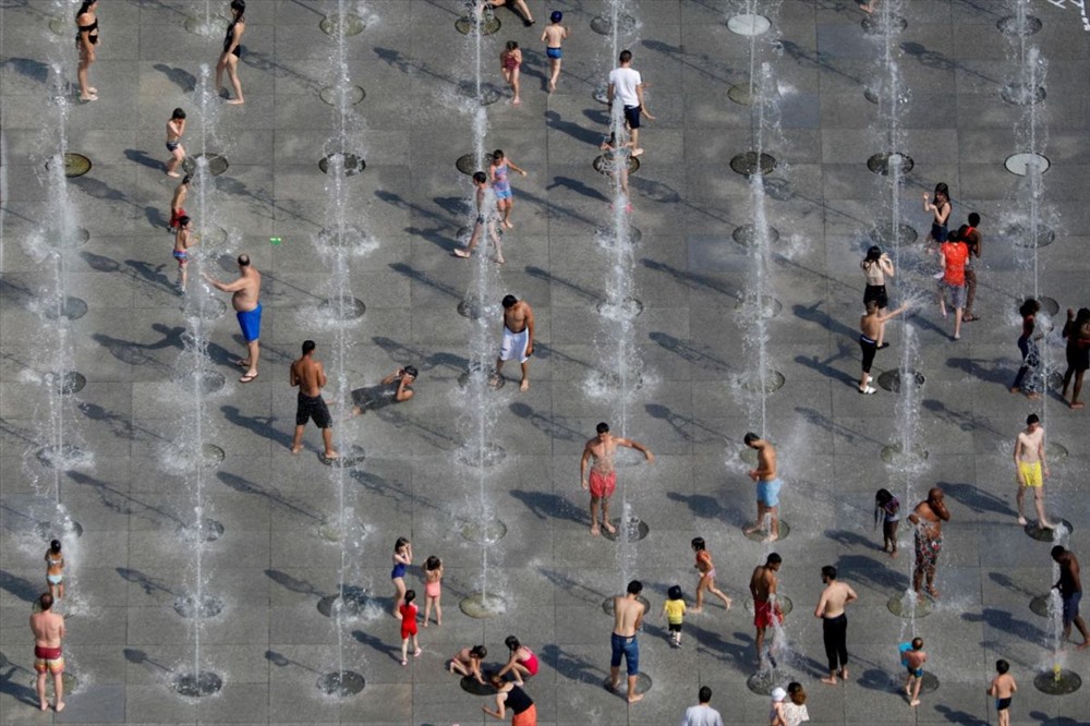 Các đài phun nước ở công viên Andre Citroen tại Paris đông người tập trung khi nhiệt độ lên cao. Ảnh: Reuters.