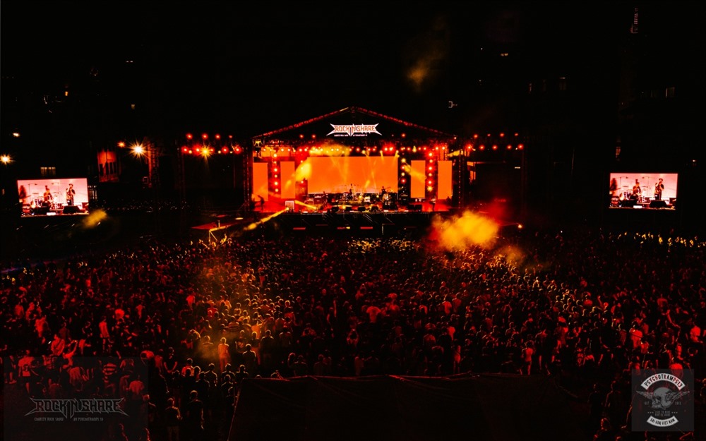 Chương trình thu hút 5.000 khán giả đến thưởng thức âm nhạc đỉnh cao.