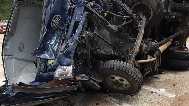 Chiếc xe tải hư hỏng nặng sau khi gặp nạn - Ảnh: CTV/Người lao động.