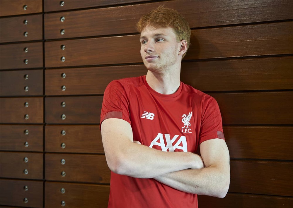 Mới chỉ 17 tuổi, Van den Berg đang thi đấu cho đội tuyển U23 Hà Lan, nhưng dự kiến sớm được tập luyện cùng đội một Liverpool ở trung tâm đào tạo Melwood.