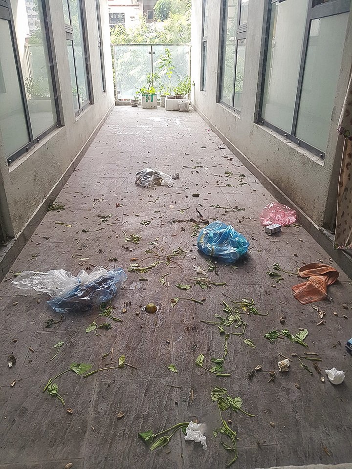 Tình trạng vứt rác bừa bãi tại chung cư Imperia Garden ( Thanh Xuân, Hà Nội) khiến nhiều cư dân bức xúc. Ảnh: NVCC