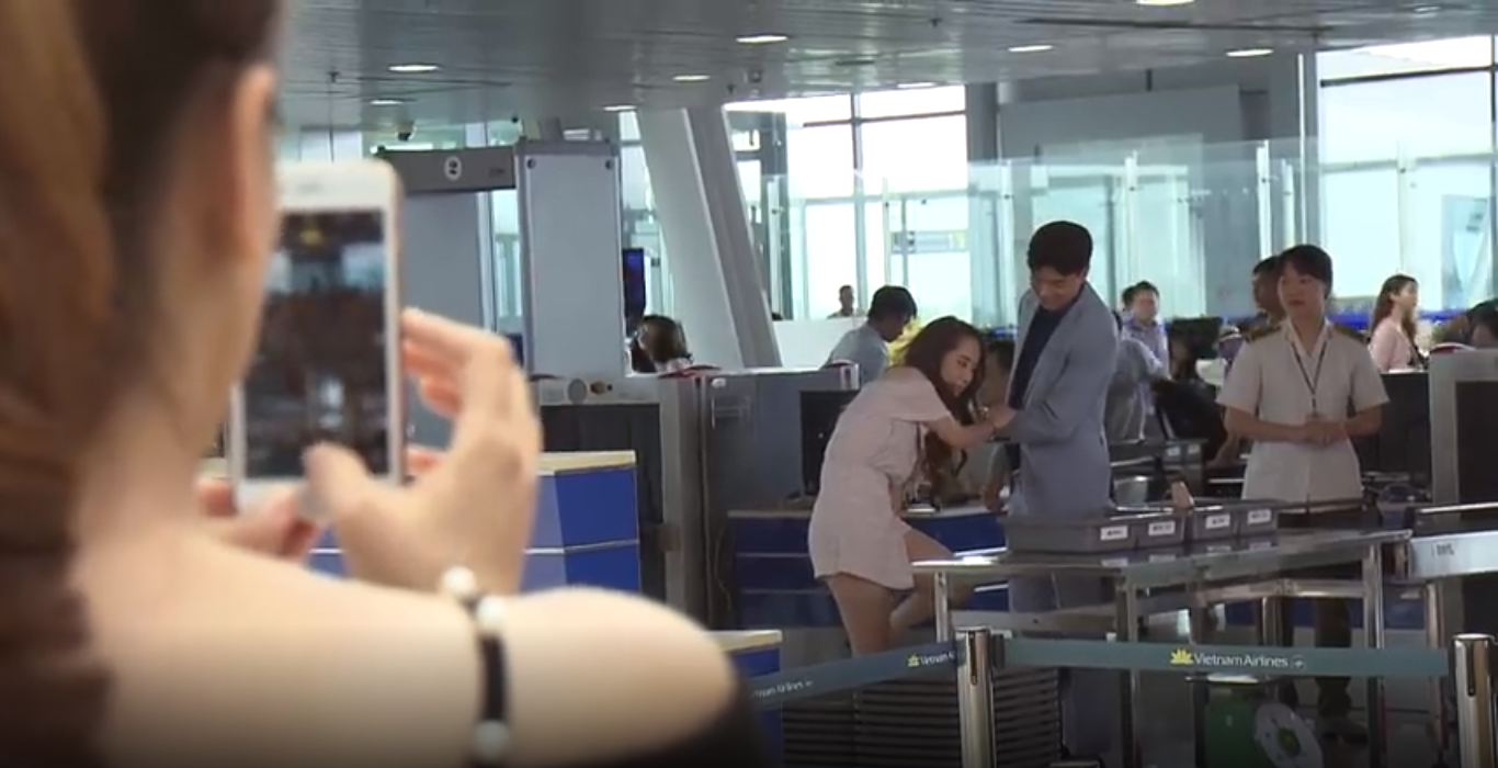 Linh bắt gặp Vũ và Nhã ở sân bay. Ảnh cắt từ clip