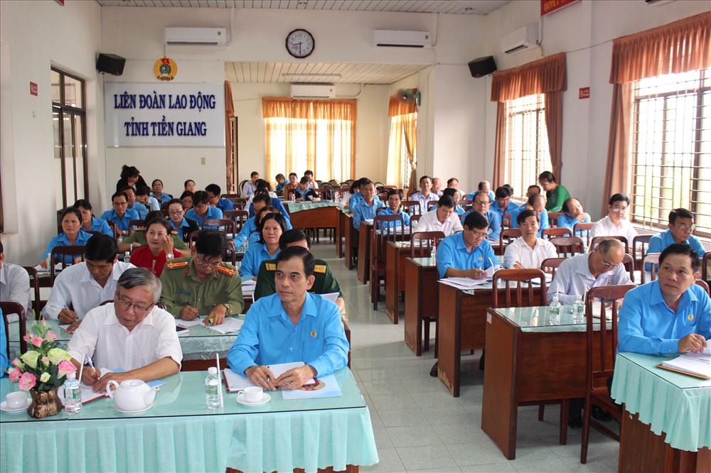 Các đại biểu theo dõi nội dung Hội nghị sơ kết 6 tháng đầu năm LĐLĐ tỉnh Tiền Giang.