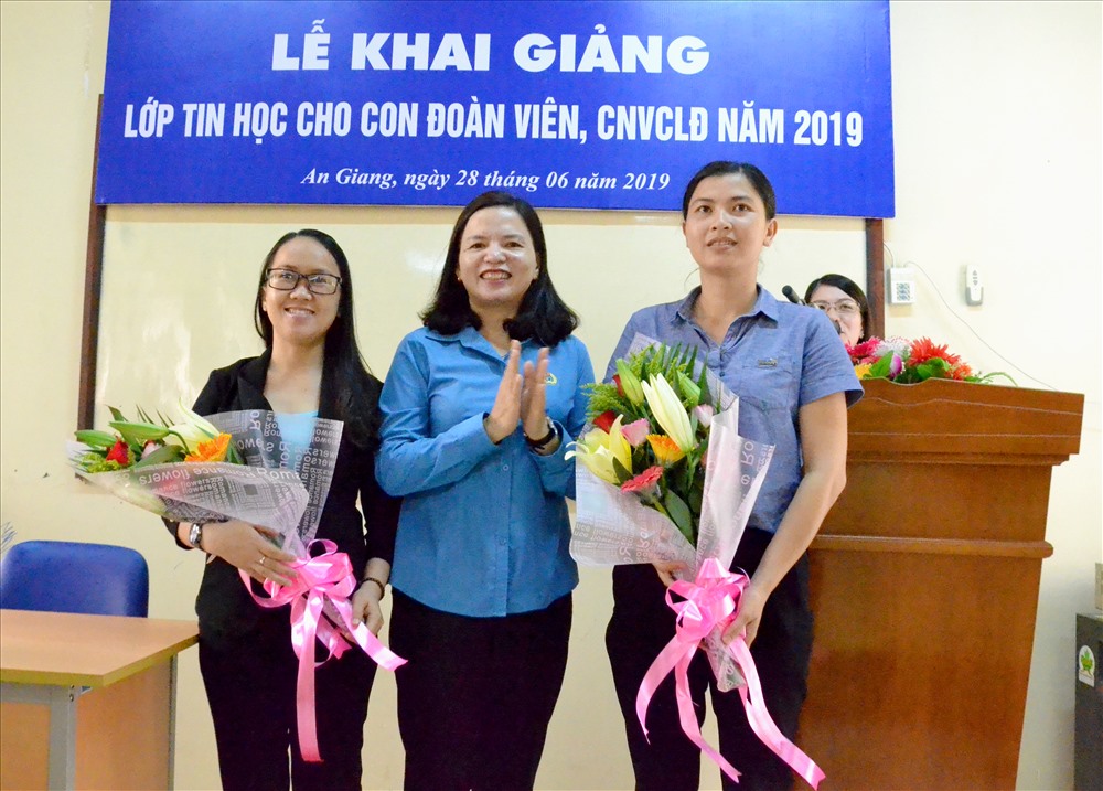 Phó Chủ tịch LĐLĐ An Giang Phan Thị Diễm tặng hoa cho giáo viên phụ trách lớp. Ảnh: Lục Tùng
