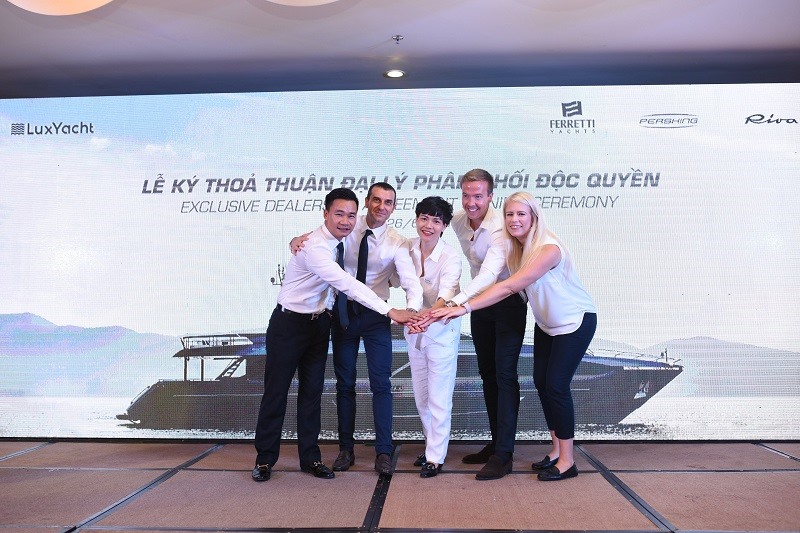 Lễ ký kết thỏa thuận giữa các bên khi chính thức đưa 3 du thuyền hạng sang vào Việt Nam.
