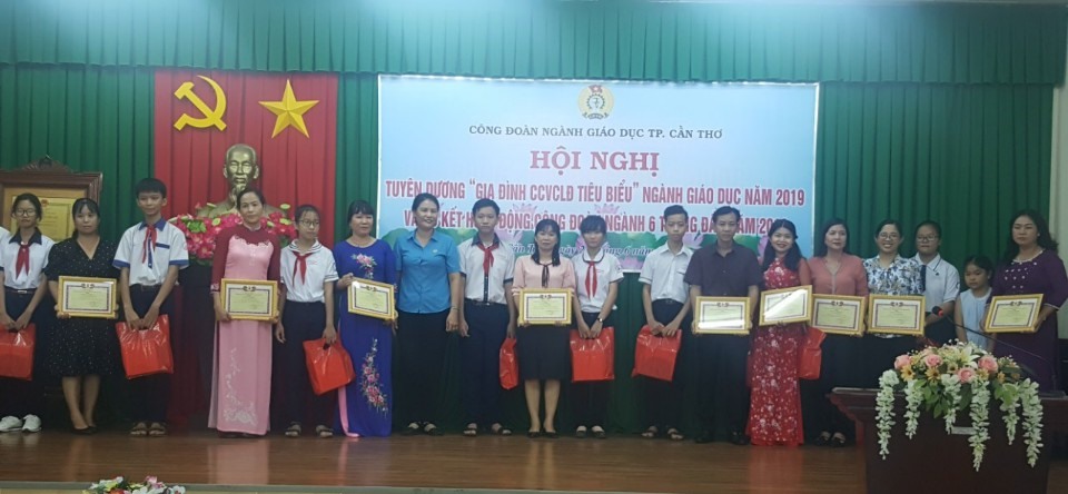 Bà Bùi Thị Phương - phó Chủ tịch Công đoàn nghành Giáo dục TP Cần Thơ trao bằng khen và quà cho các gia đình được tuyên dương.