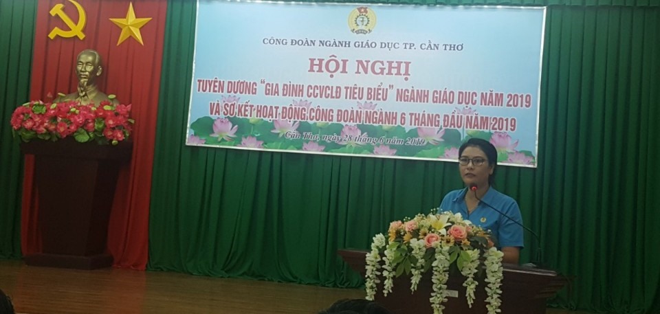 Bà Bùi Thị Phương - phó Chủ tịch Công đoàn nghành Giáo dục TP Cần Thơ phát biểu tại buổi lễ.