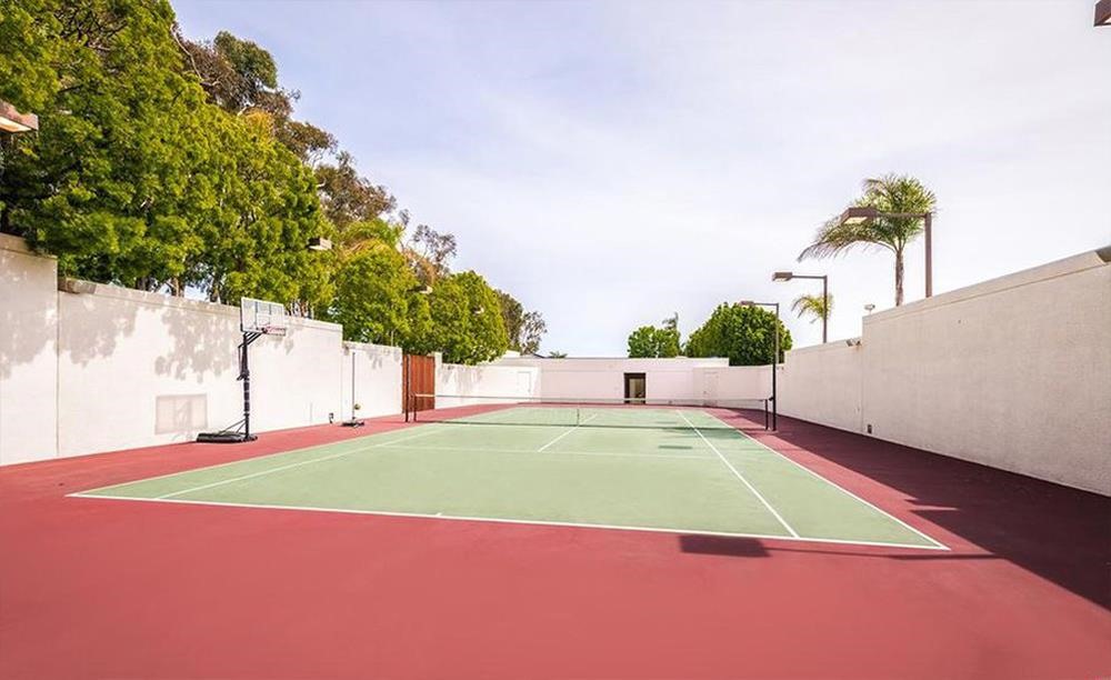 Sân tennis trong khuôn viên biệt thự.