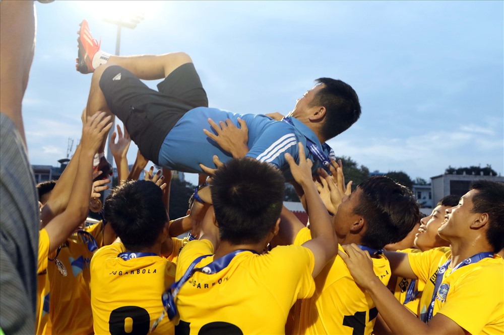 Các cầu thủ trẻ xứ Nghệ công kênh HLV Văn Quyến sau trận chung kết đầy cảm xúc. Ảnh: Hữu Phạm