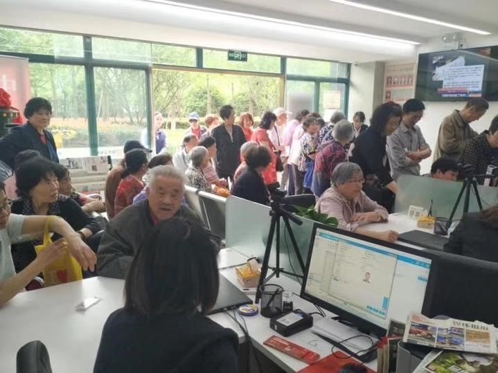 Nhiều người già đến đăng ký làm di chúc tại Trung tâm đăng ký di chúc số 1 Hàng Châu.  Ảnh: Qianjiang Evening News.