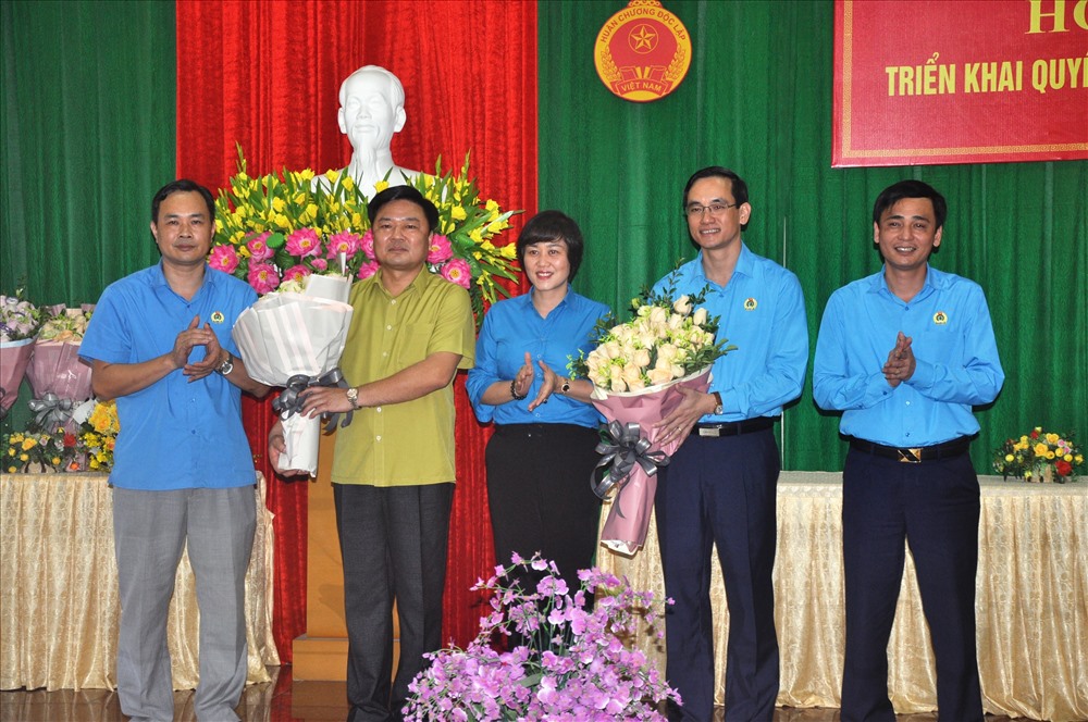 Các Phó Chủ tịch LĐLĐ tỉnh Phú Thọ chúc mừng các đồng chí Hà Đức Quảng và Nguyễn Hải.