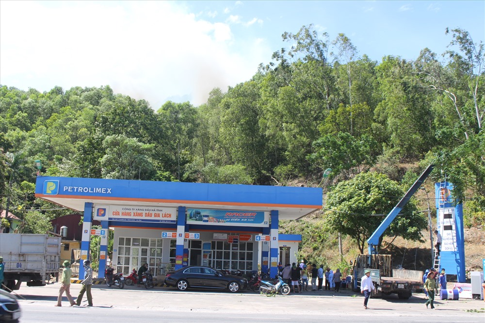 Cây xăng dầu nằm trên QL1A thuộc địa phận thị trấn Xuân An, huyện Nghi Xuân (Hà Tĩnh). Đám cháy rừng đang tiến rất sát cây xăng dầu này. Ảnh: A.Đ
