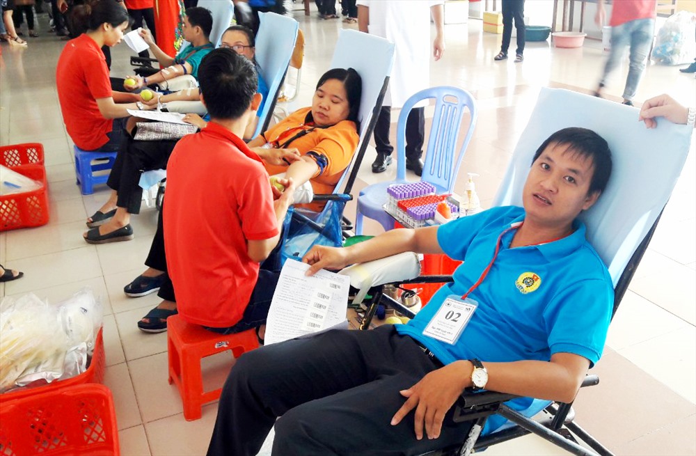 Đoàn viên CĐCS cơ quan LĐLĐ An Giang tham gia hiến máu tình nguyện. Ảnh: LT
