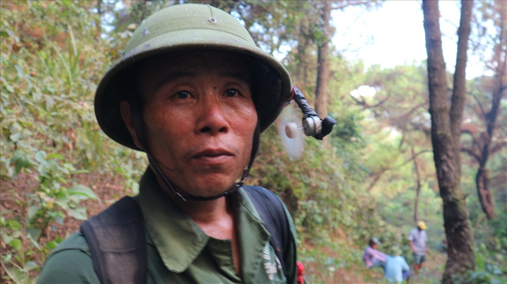 Để chống chọi với nắng nóng và hơi nóng từ đám cháy, người đàn ông này đã có cách làm mát rất đặc biệt. Ảnh: A.Đ