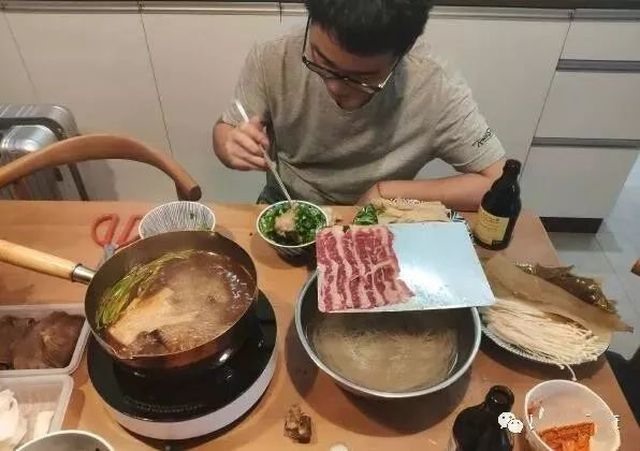 Thói quen ăn thực phẩm nóng khiến ông Vương bị ung thư thực quản.