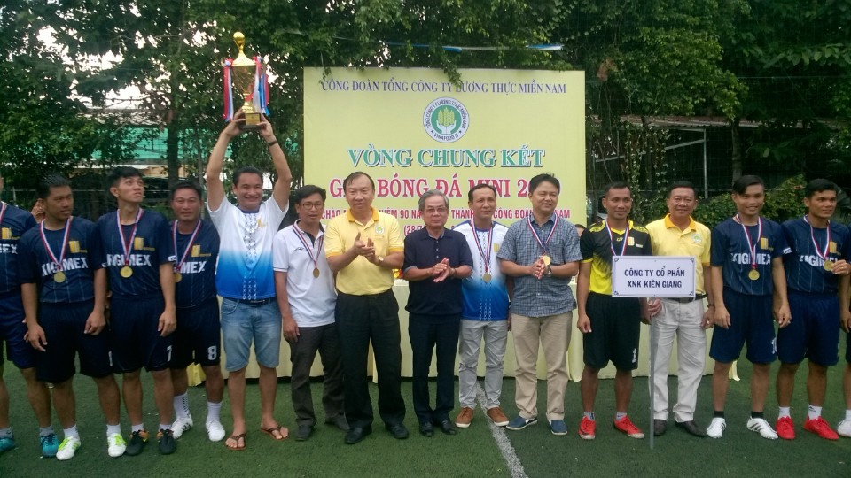 Ban tổ chức trao giải nhất cho Công ty CP XNK Kiên Giang. ảnh: Thành Nhân