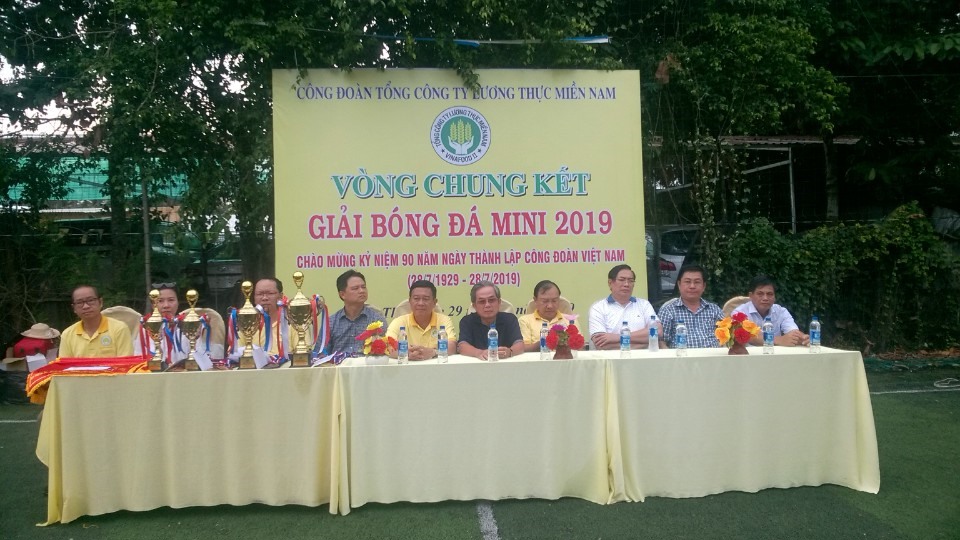 Các vị đại biểu tham dự lễ bế mạc vòng chung kết bóng đá mini năm 2019.