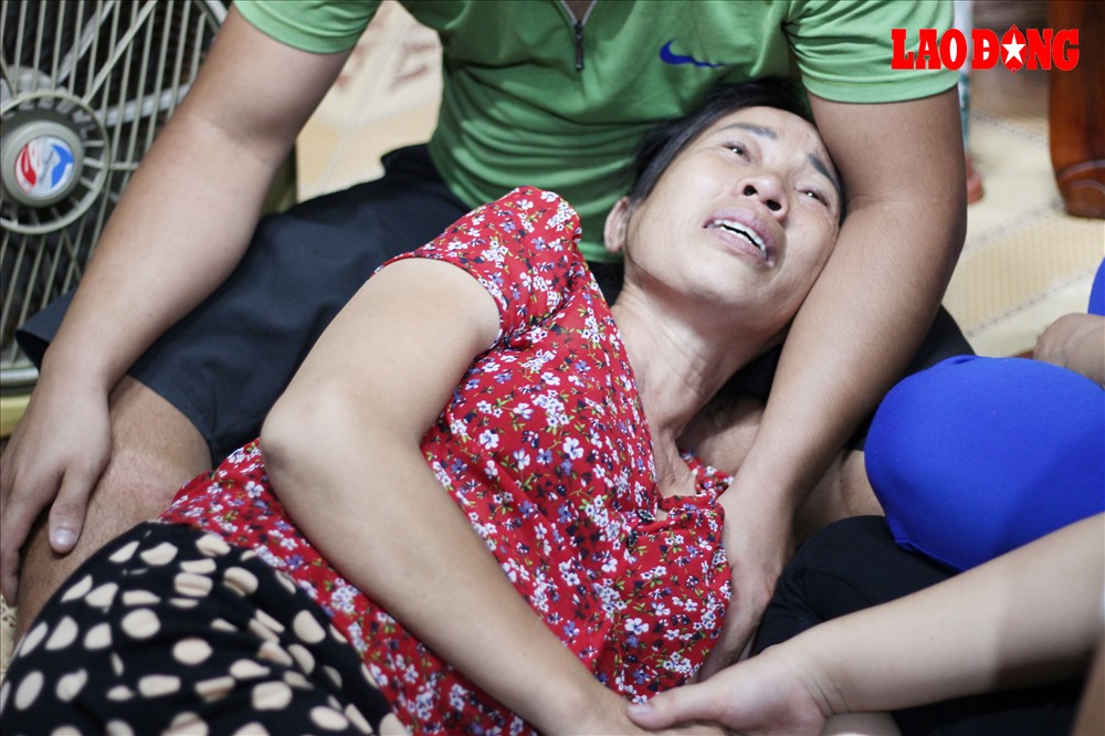 Bà Nguyễn Thị Lan ( mẹ nạn nhân Mạnh) khóc lóc thảm thiết. ẢNH: Bích Dũng