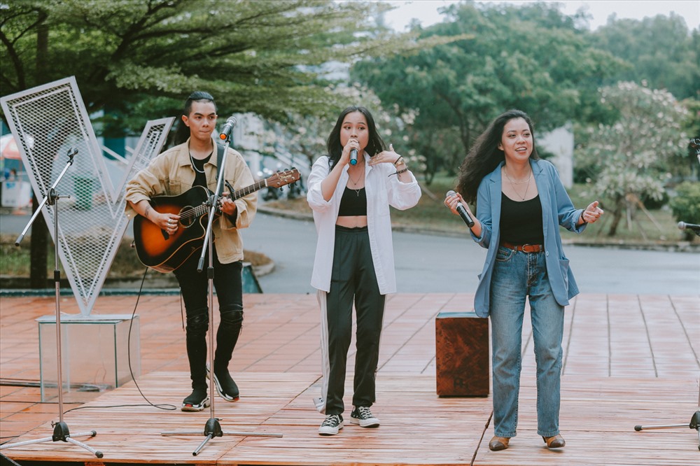 Các thí sinh “The Voice - Giọng hát Việt” phải chinh phục cũng như kết nối khán giả.