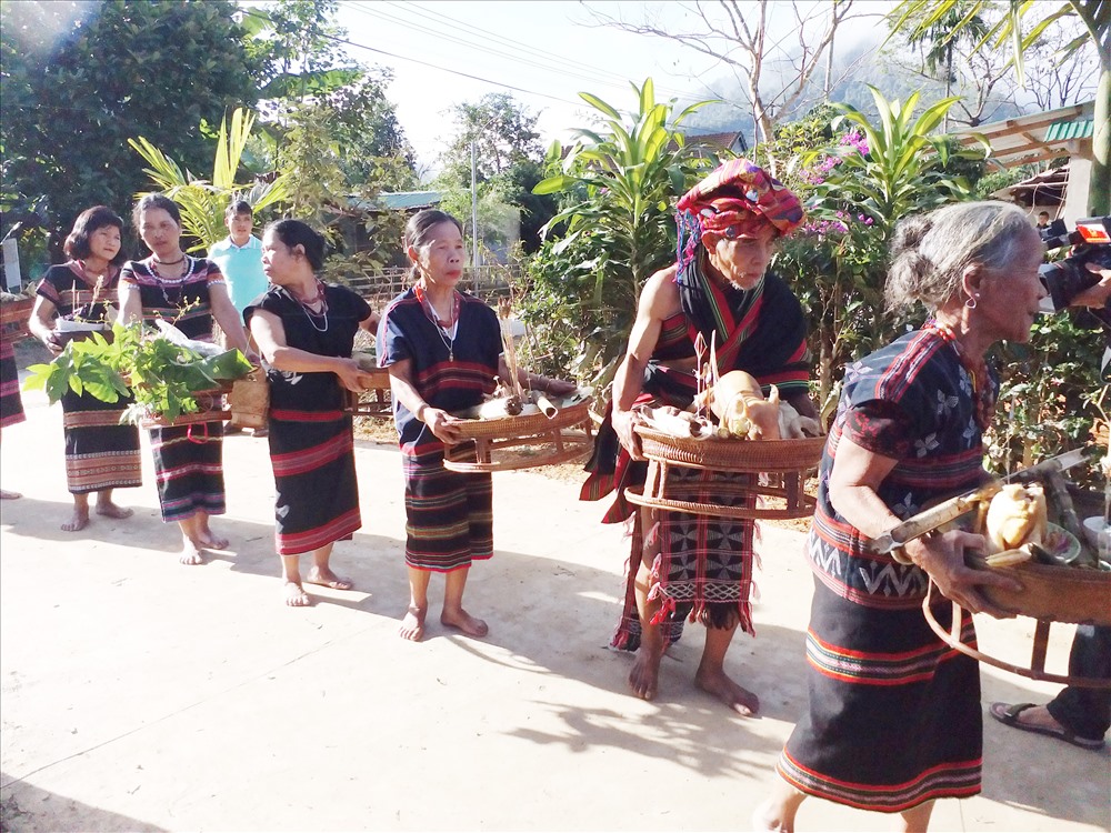 5 Người dân đi theo từng hàng mang lễ vật lên nhà cộng đồng.