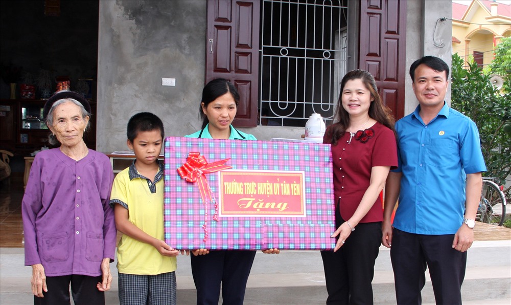 Trao quà của Thường trực Huyện ủy Tân Yên tới gia đình chị Tươi.
